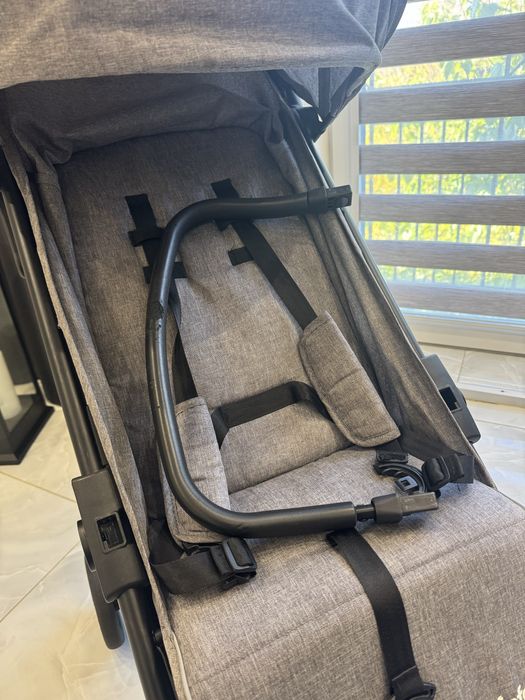 Сучасна та легка прогулянкова коляска