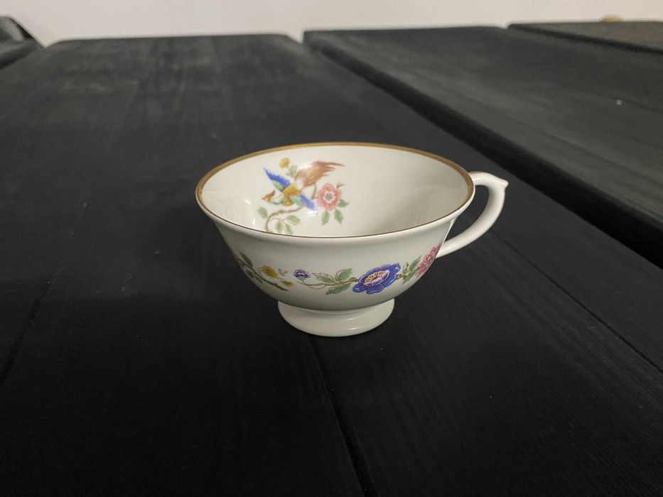 Chávena Vista Alegre com motivo floral e ave pintada no interior