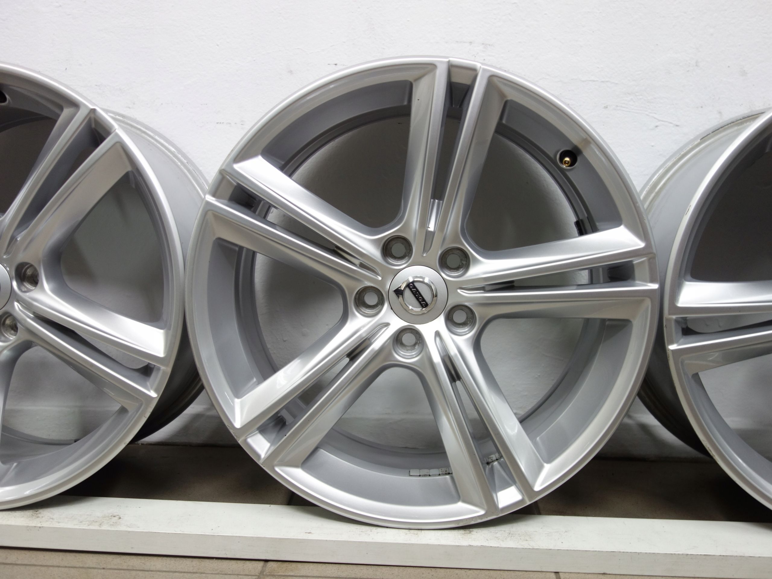 18 5x108 Felgi aluminiowe OE Volvo XC90 XC60 XC40 S90 S60 extra stan