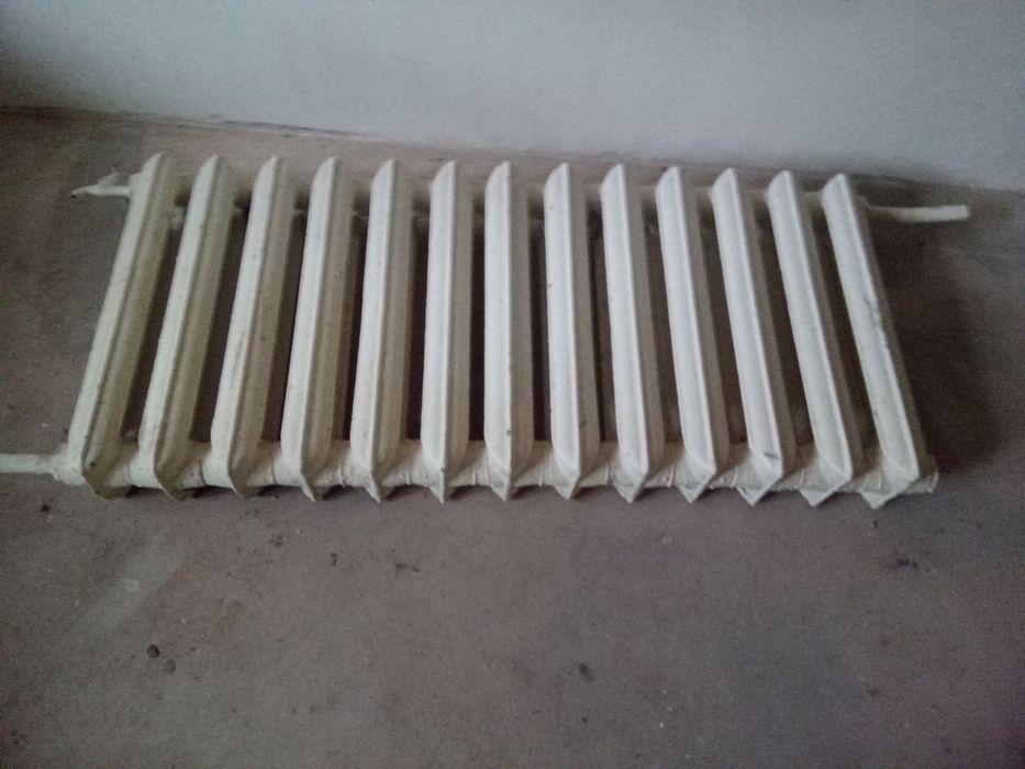 2 батареї чавунні по 5 і 13 секцій б/в