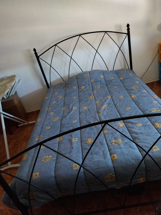 Cama de ferro e colchão