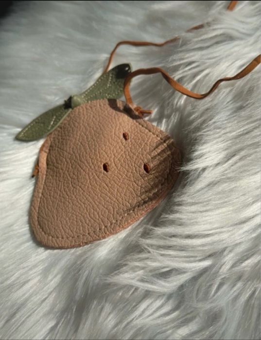 Urocza mini torebka dziecięca z motywem gruszki