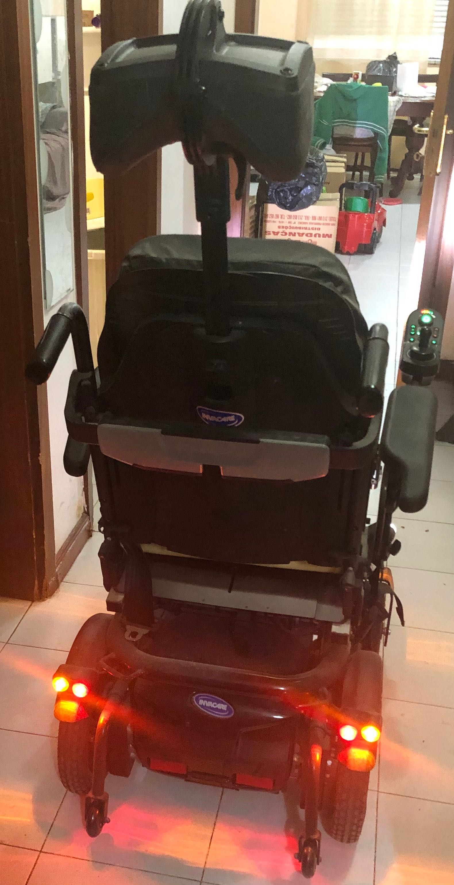 Vendo Cadeira Invacare Bora + Almofada Roho