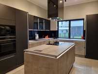 Meble kuchenne Plus Black+Stone Beton Nolte Kuchen z AGD z EKSPOZYCJI.