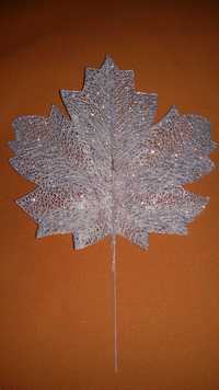 Srebrny liść brokatowy średnica 22cm.Dekoracja,ozdoba.