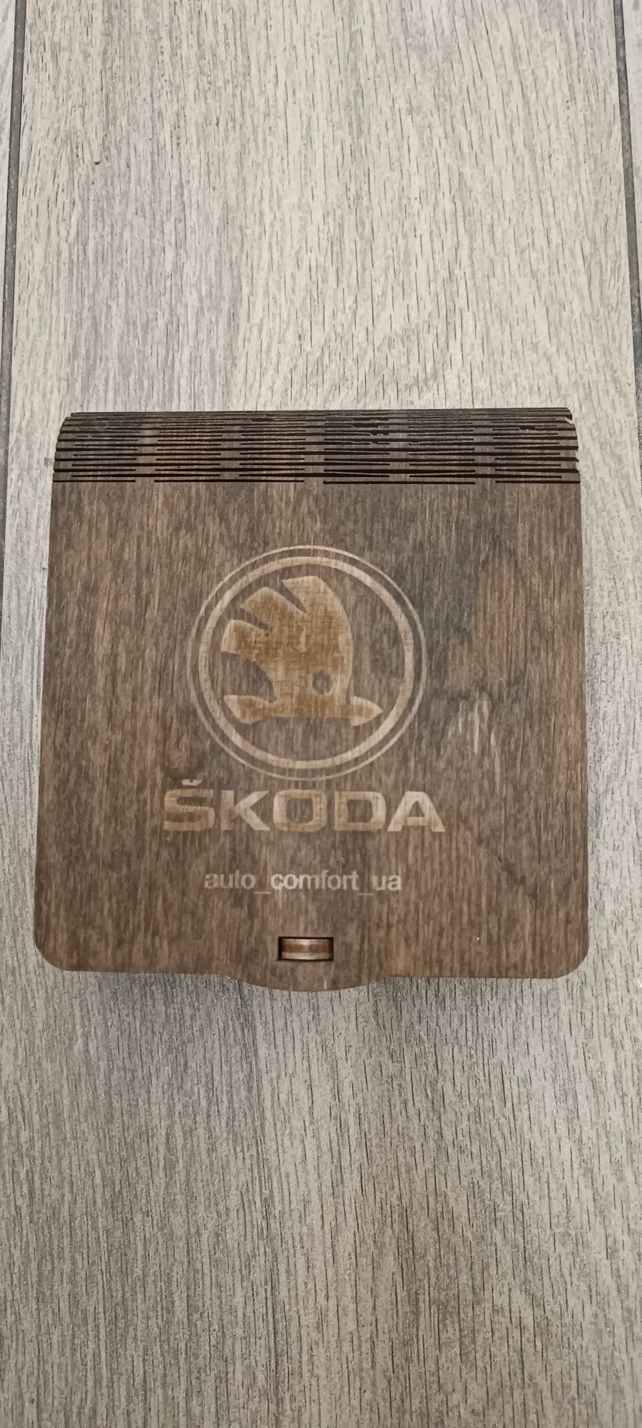 Ароматизатор в машину із дерева  з логотипом Skoda