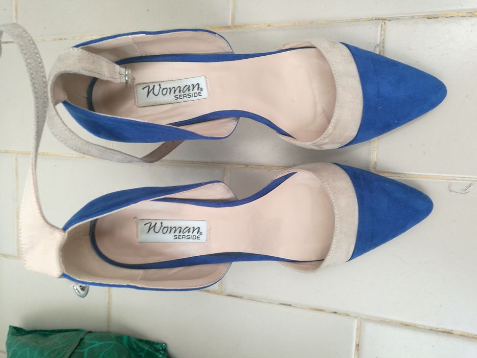 2 pares de sapatos de senhora