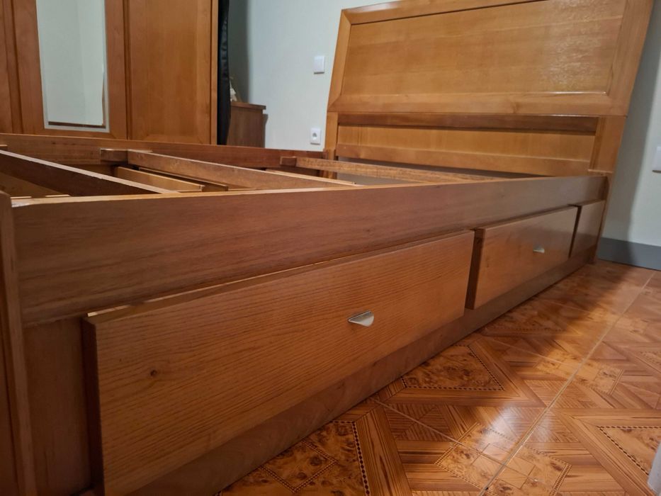 Cama de Casal em bom estado