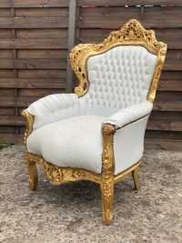 Piękny ozdobny fotel do renowacji, biało złoty, rzeźbiony