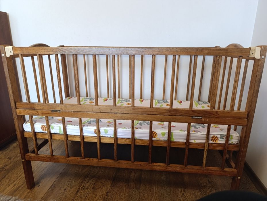 Дитяча кроватка з матрасом