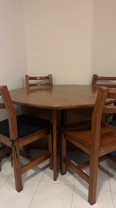 Mesa de sala redonda extensível Cerne c/4 cadeiras