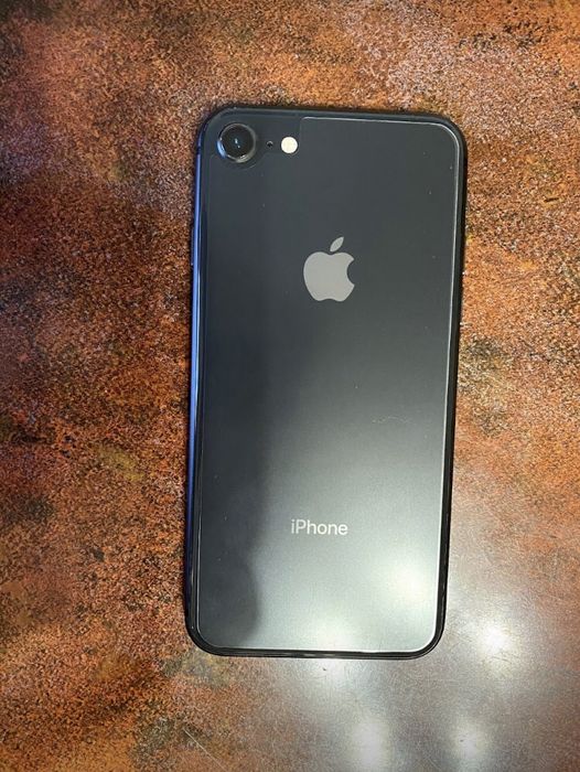 Продам Айфон 8