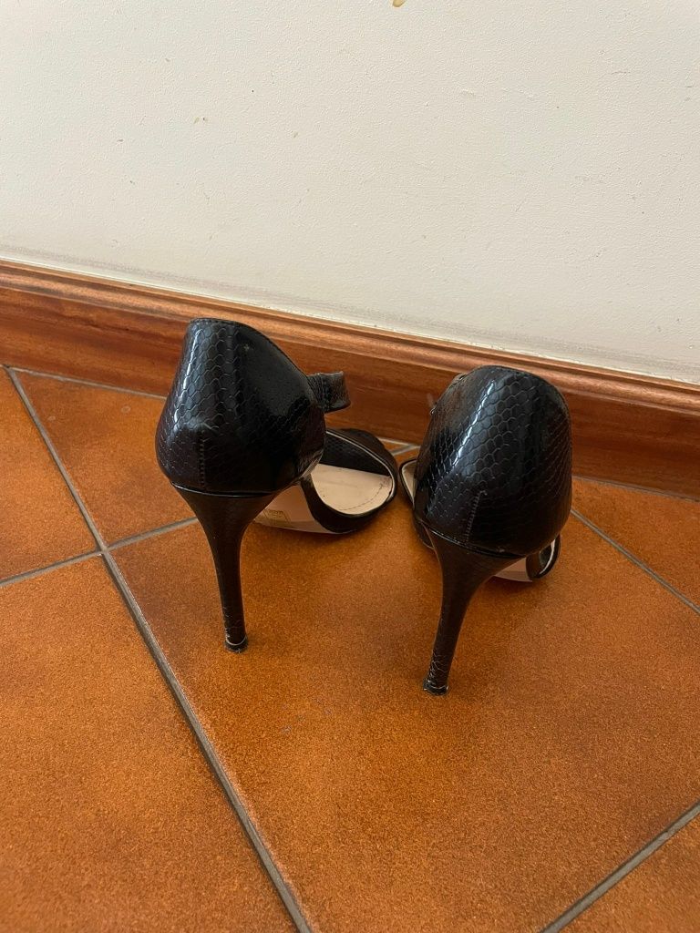 Sapato preto da Seaside de salto alto