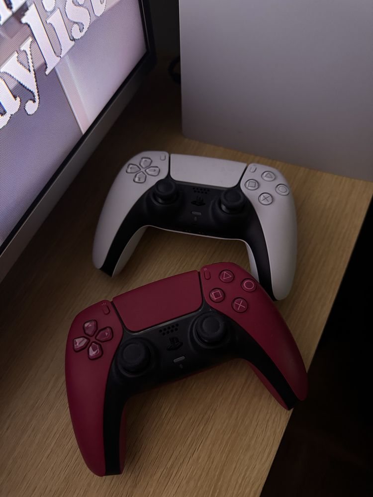 PS5 Slim 1TB Digital + 2 pady – jak nowa!