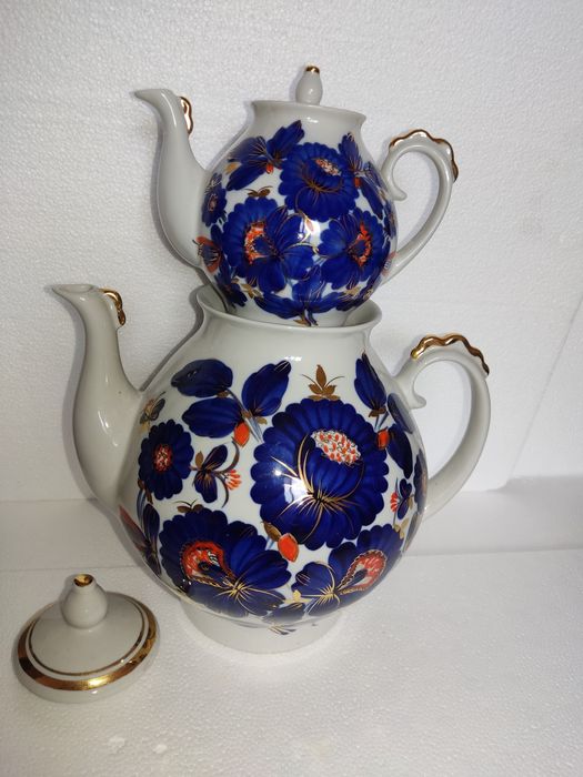 Чайник , яблуко.