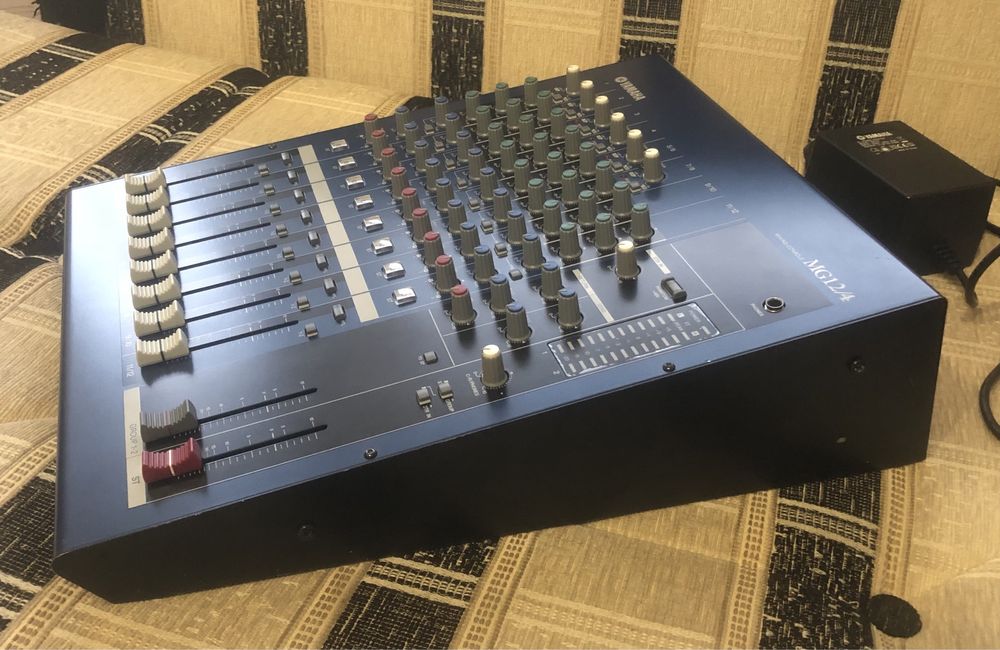 Продам 12-ти канальний мікшерний пульт Yamaha MG12/4.