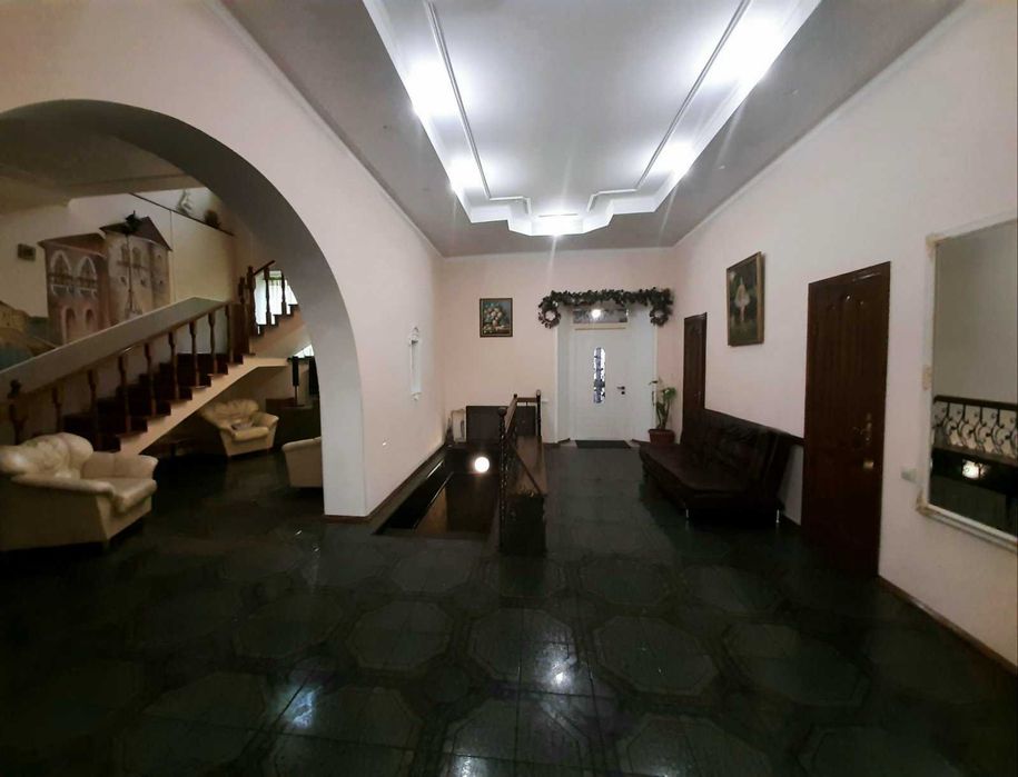 Дом 400 кв., 5  спален, сауна,бассейн,бильярд,генератор.До 30 человек.