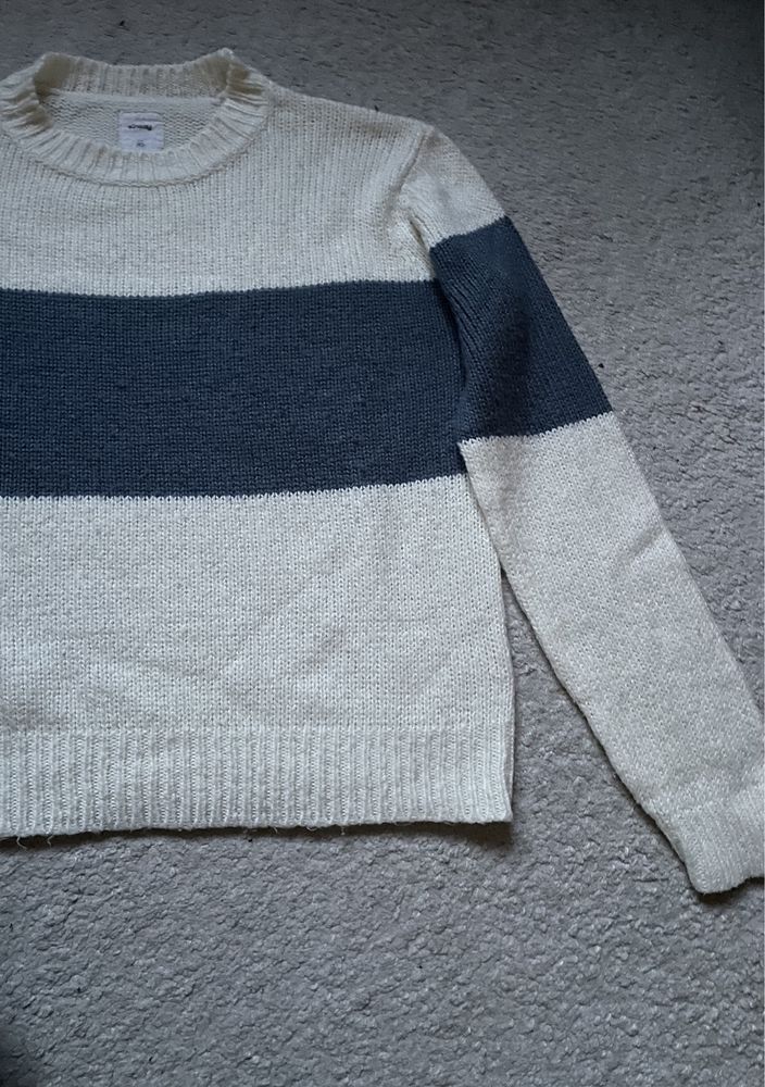 Biało-niebieski sweterek