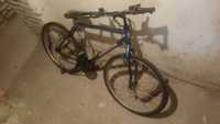 dwa stare rowery na części lub naprawy