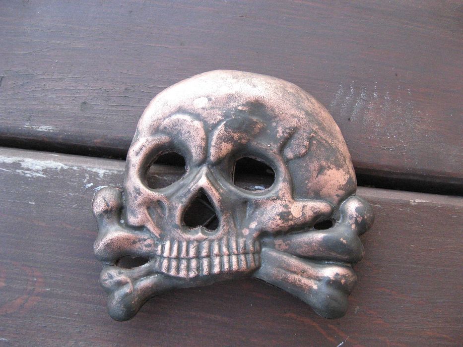 Niemiecka odznaka do czapki huzarów 1 wojna czaszka duża