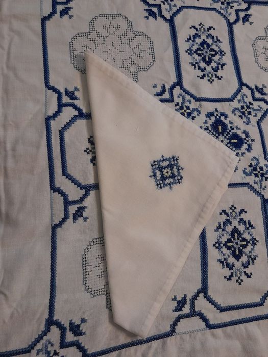 Toalha integralmente bordada à mão ponto cruz