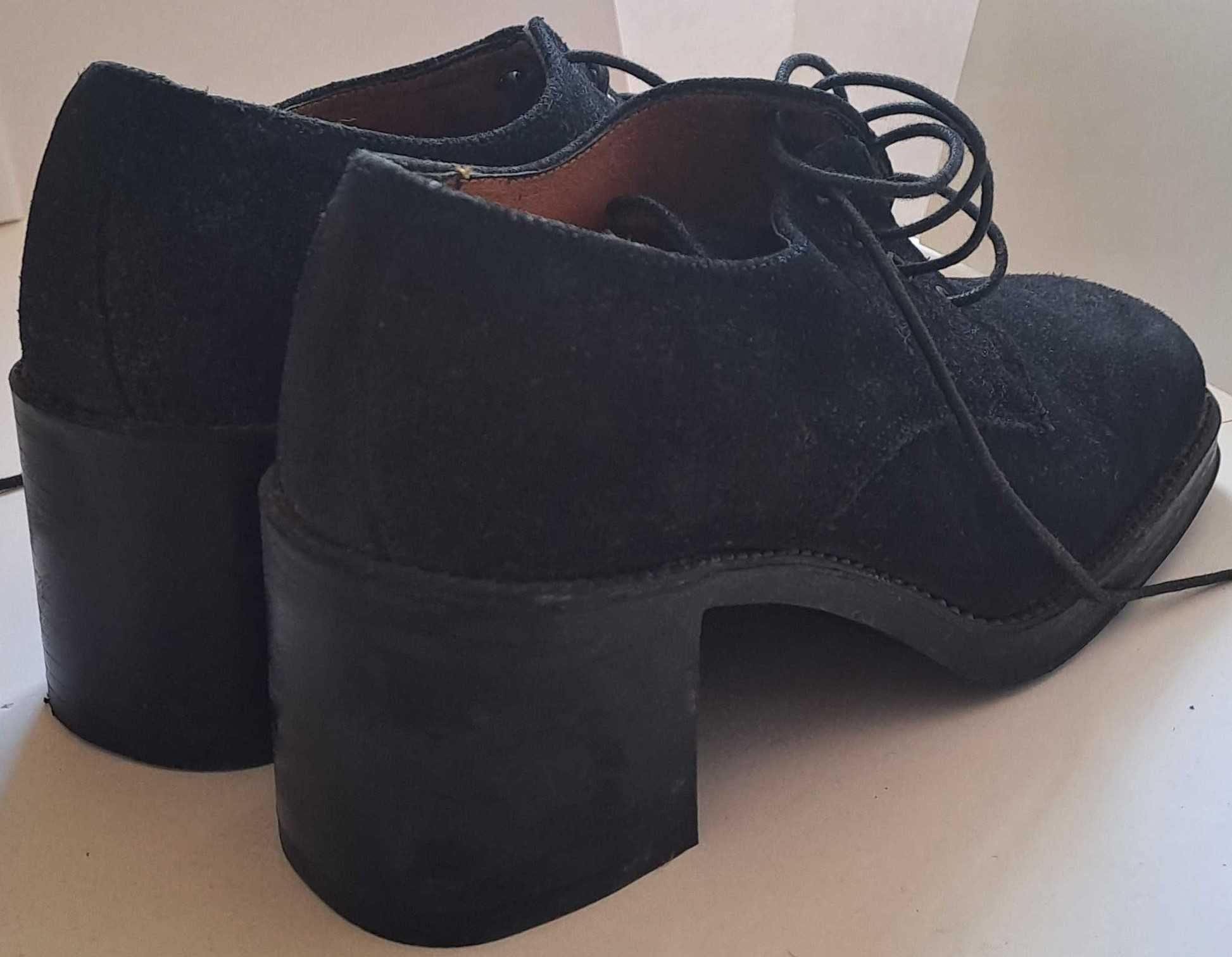 Sapatos em camurça com tacão largo