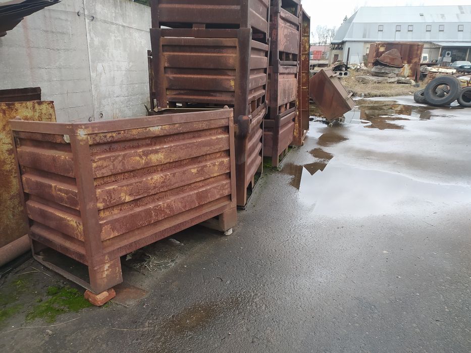 Тара металева різних розмірів.