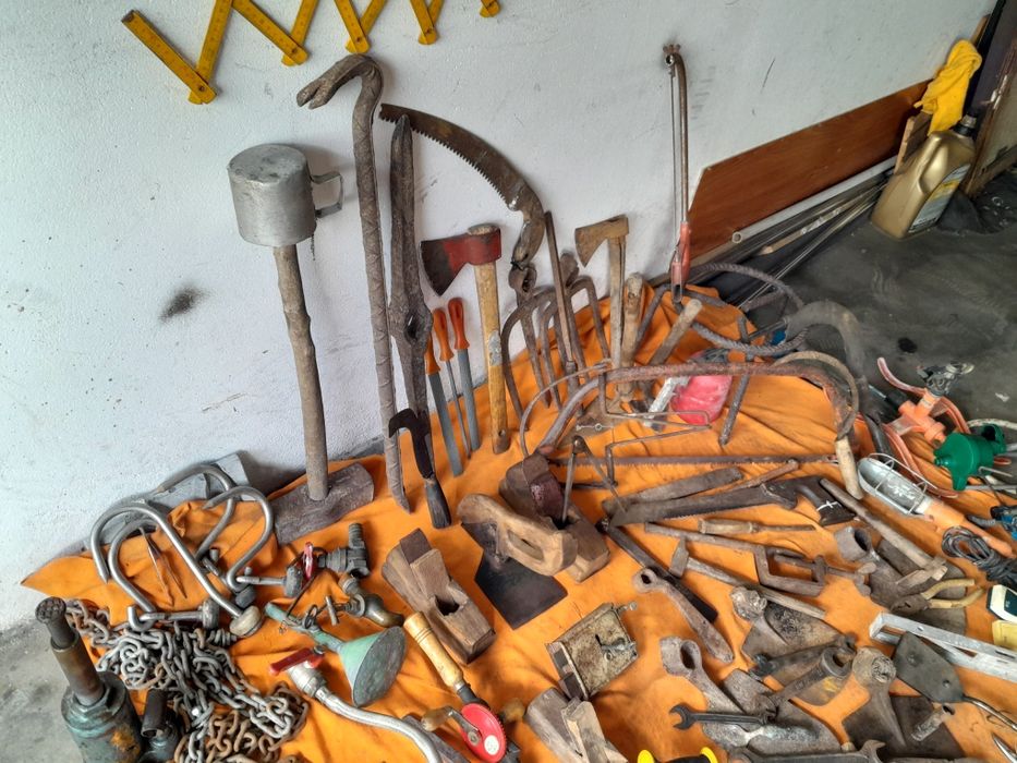 Ferramentas antigas varias e peças para bicicleta .usadas.