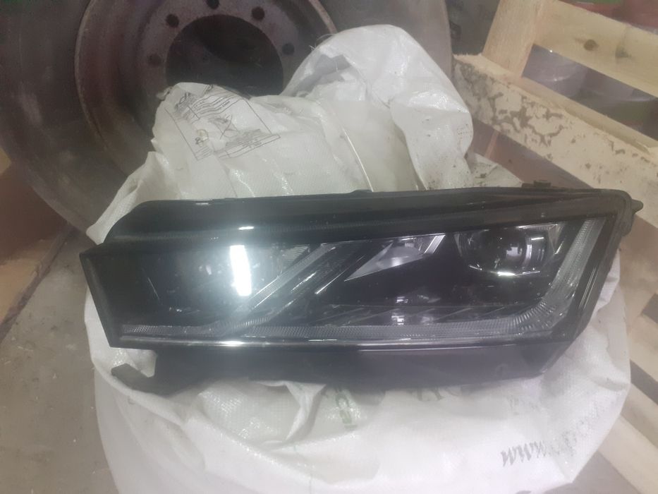 Lampa przednia lewa Skoda octavia 4