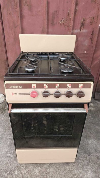Газовую плиту Elekta, 4 камфорная, рабочая чистая. Б\у.