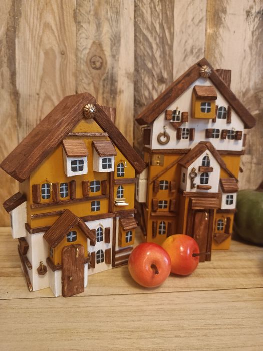 Domki drewniane miodowo białe kamieniczki dekoracja na półke prezent