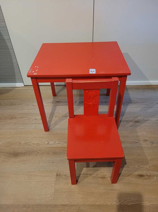 Czerwony stolik dziecięcy ikea