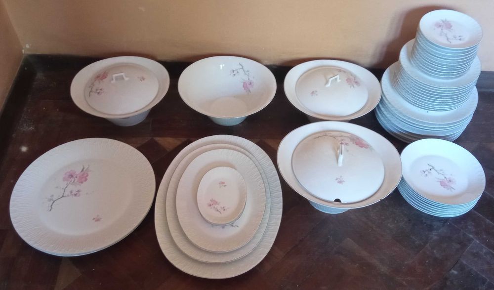 Serviço de loiça Vista Alegre – 52 peças – Padrão cerejeira