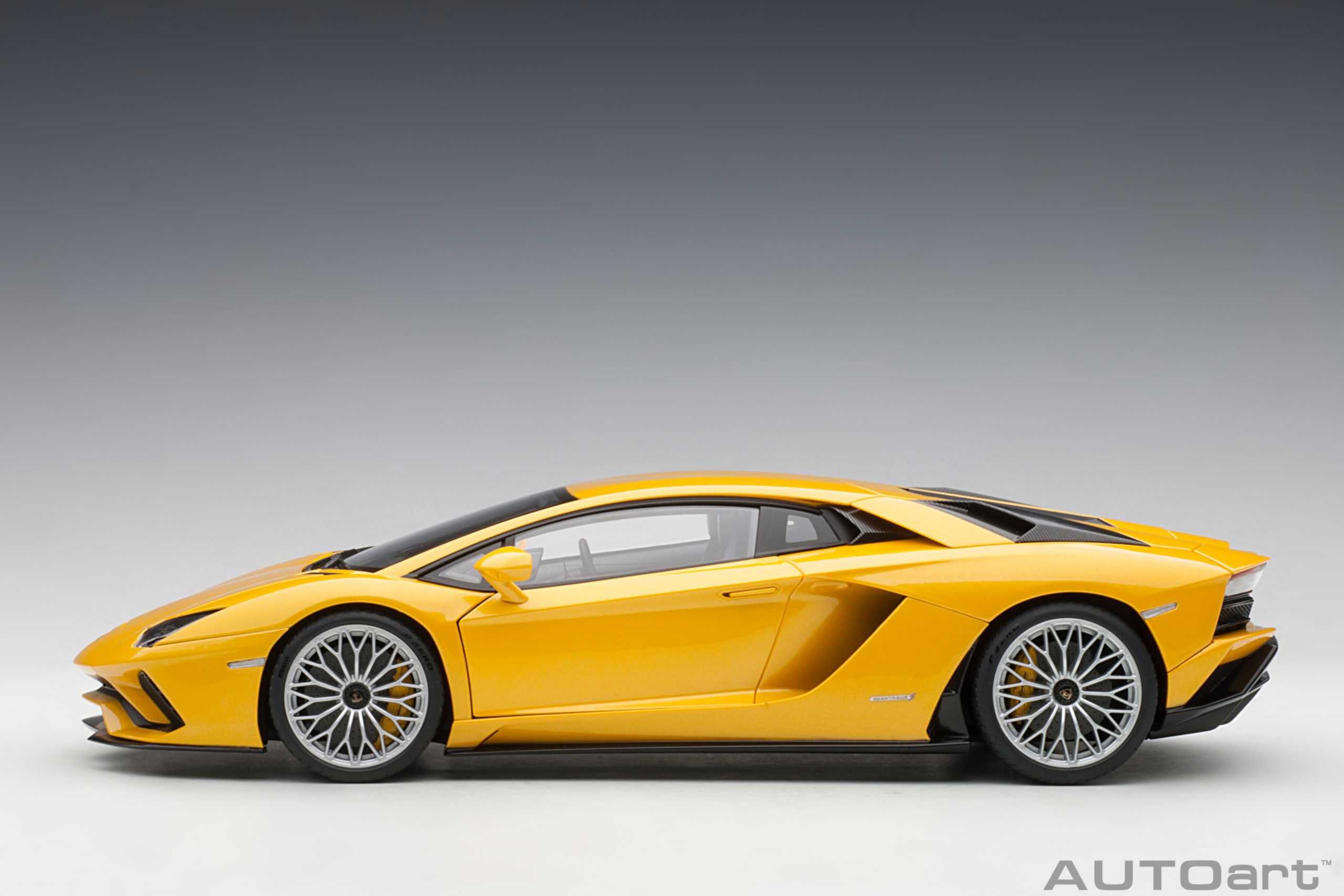 1:18 AUTOart Lamborghini Aventador S 2017 yellow