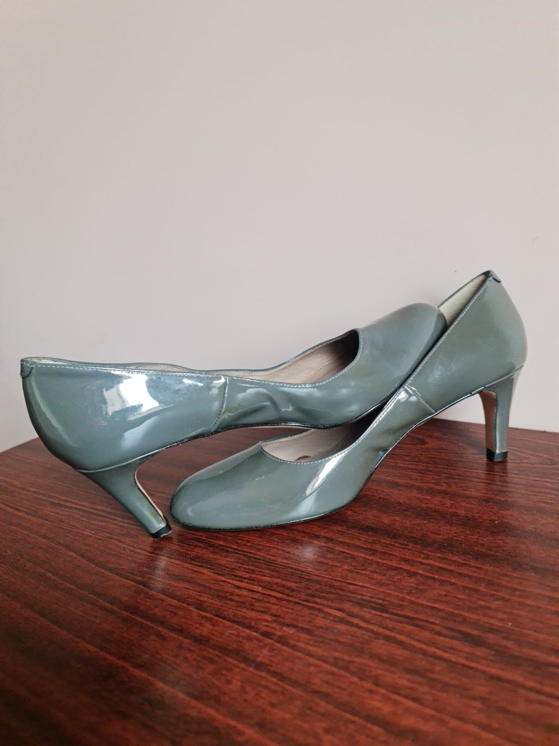Buty szpilki szare lakierowane na obcasie