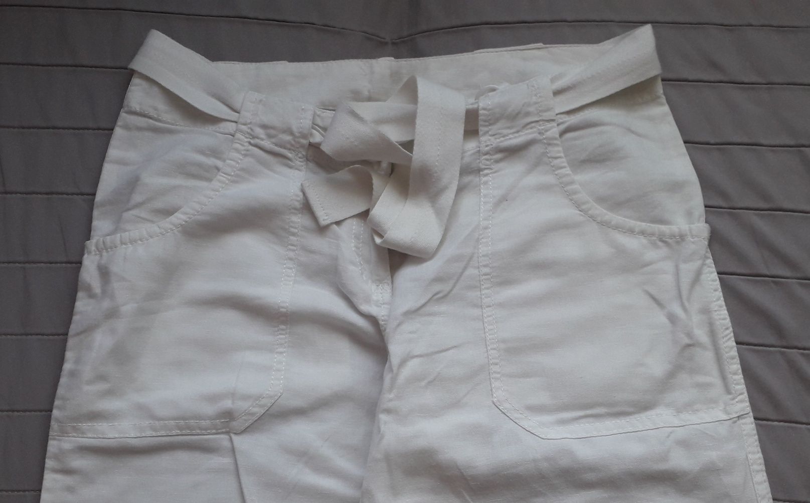 Białe bawełniane spodnie