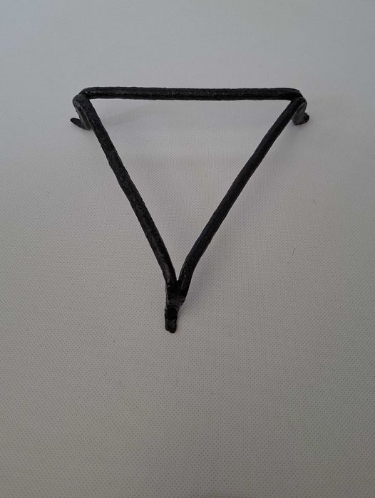 Trempe em ferro triangular, com 22x6cm, muito antiga
