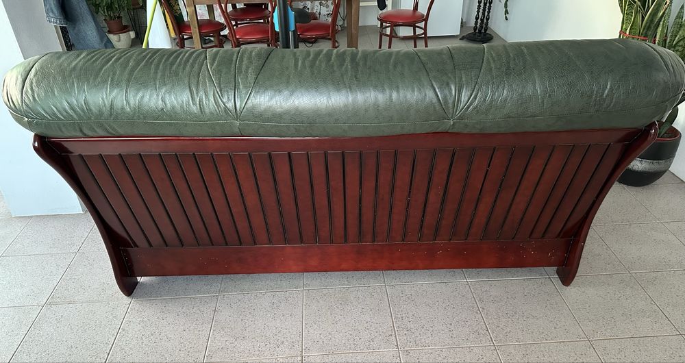 Sofas em couro genuino verde garrafa e madeira