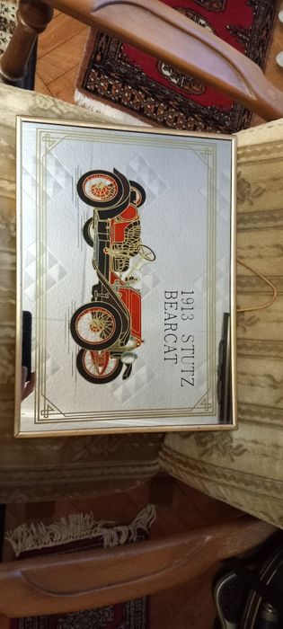 Lustrzany obraz z samochodem z dawnej epoki.