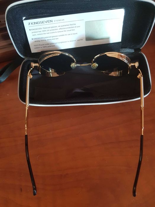 Стильні  солнцезахисні окуляри.