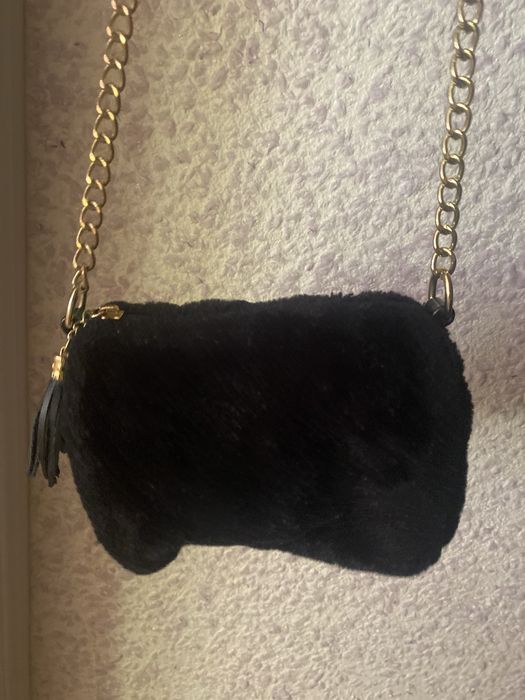 Пухнаста сумочка, чорного кольору.