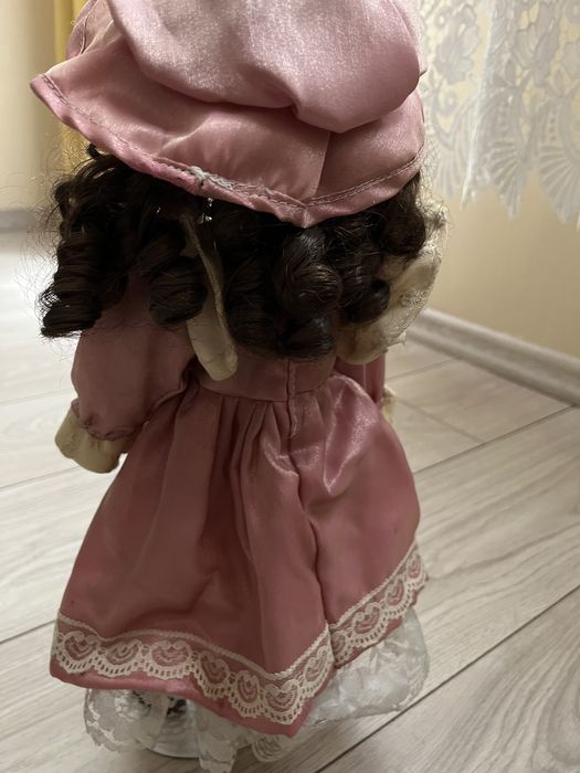 lalka porcelanowa na podstawce