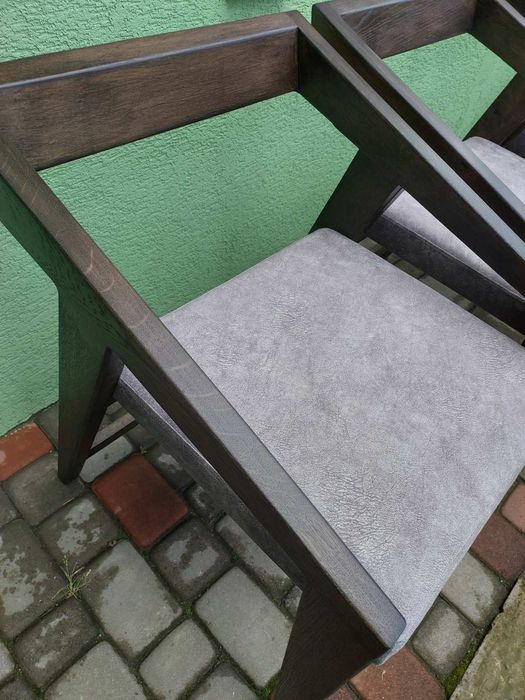 Стільці з дуба з м'яким сидінням