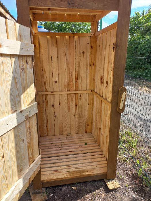 Дачний туалетз дерева,душ.