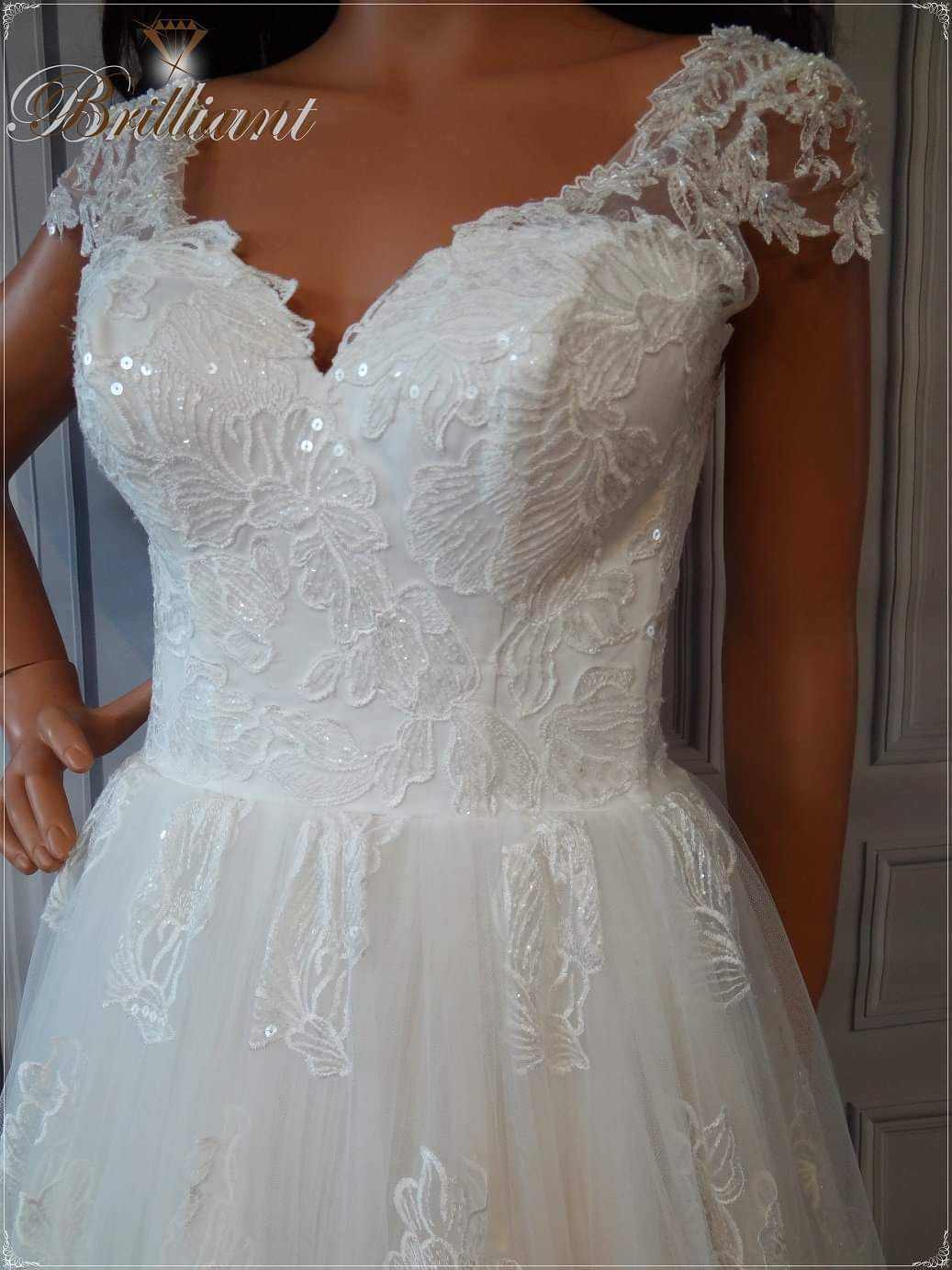 Piękna suknia ślubna ivory z rozporkiem i koronką