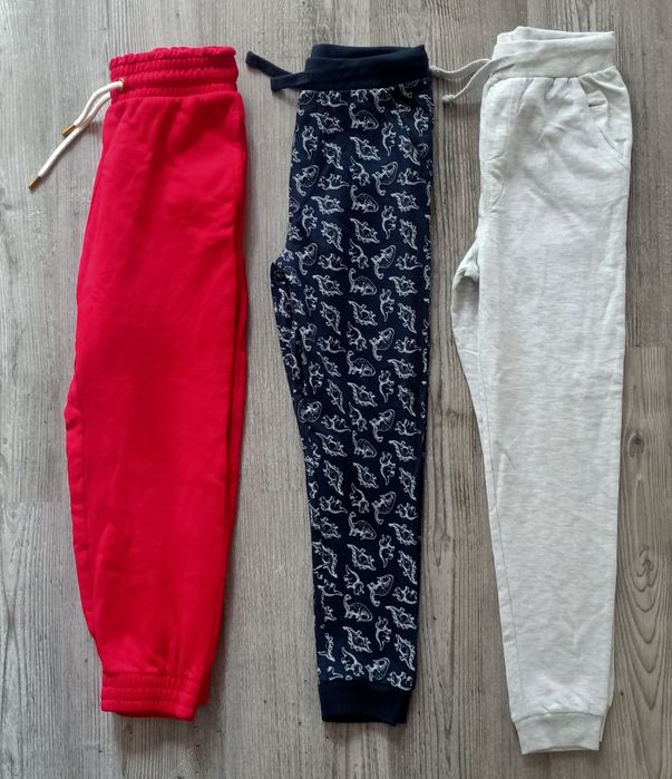 Zestaw spodni dresowych, dresy Sinsay i lindex rozmiar 140