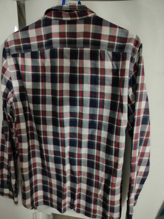 Camisa Vermelha, Azul e Branca