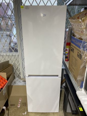 Холодильник з морозильною камерою Beko RCNA366I40WN.