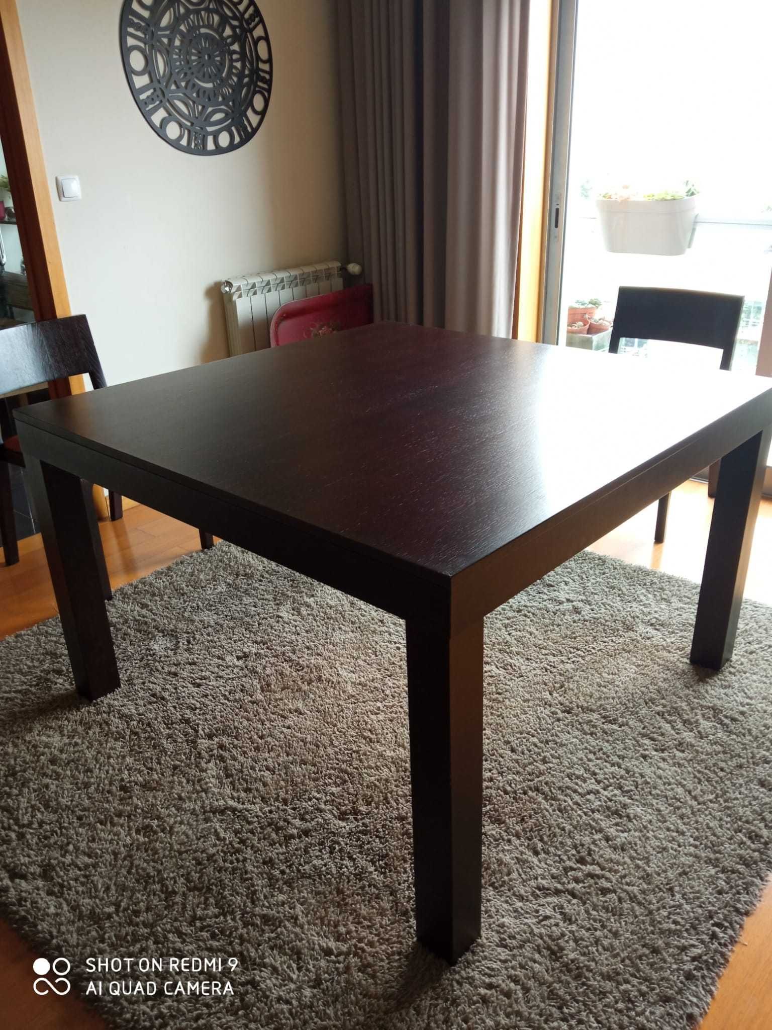 Mesa de Jantar  +  4 Cadeiras  ( em excelente estado) - novo preço