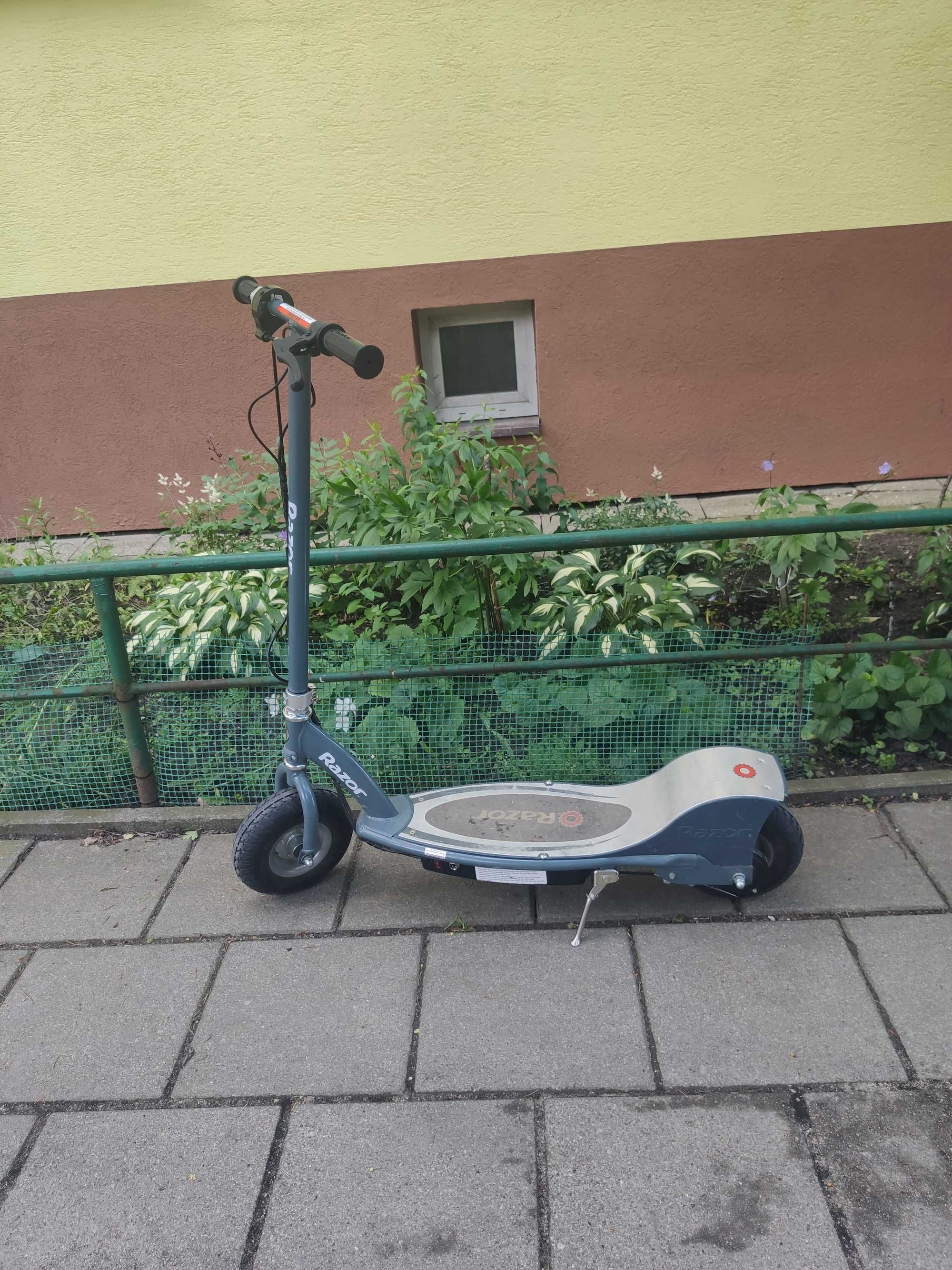 Hulajnoga elektryczna  razor  e 300